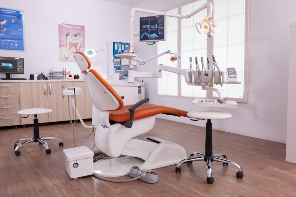 empty-modern-teethcare-stomatology-hospital-office-with-nobody-it-equipped-with-dental-intruments-ready-orthodontist-healthcare-treatment-tooth-radiography-images-display_482257-9418